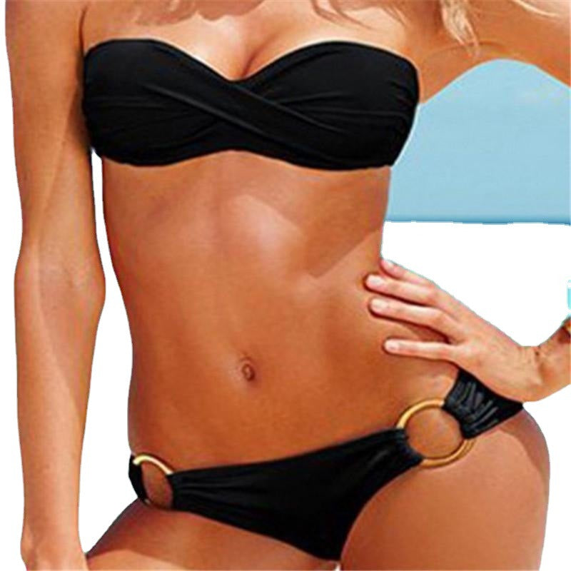 Damen Bandeau-Bikini mit elegantem Wickeldesign und goldenen Akzenten R&B