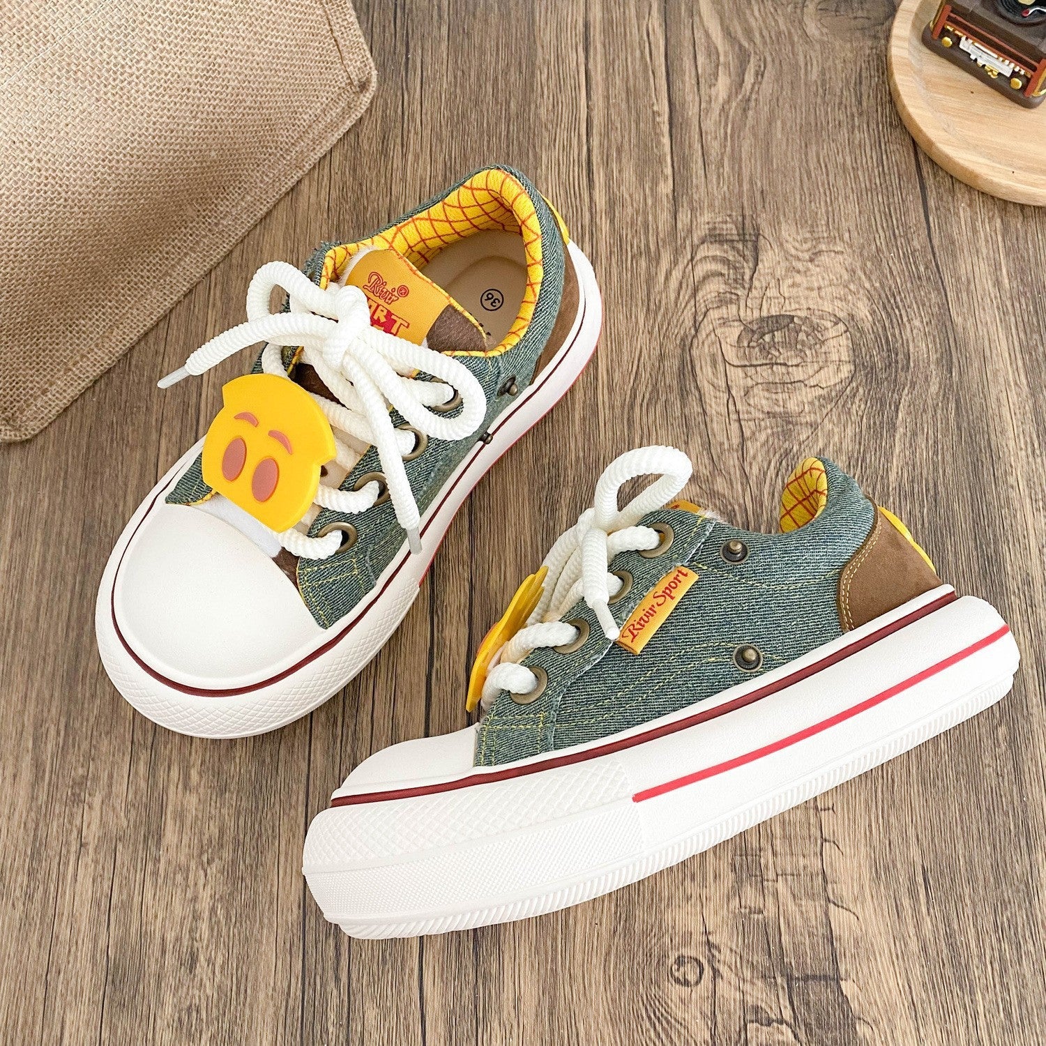 Damen Sportliche Sneaker mit buntem Denim-Obermaterial und praktischen Schnürdetails R&B