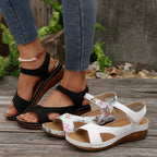 Damen Komfortable Wedge-Sandalen mit floralen Akzenten R&B