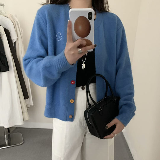 Damen kuschelige Strickjacke mit knöpfbarem Ausschnitt und gesticktem Motiv R&B