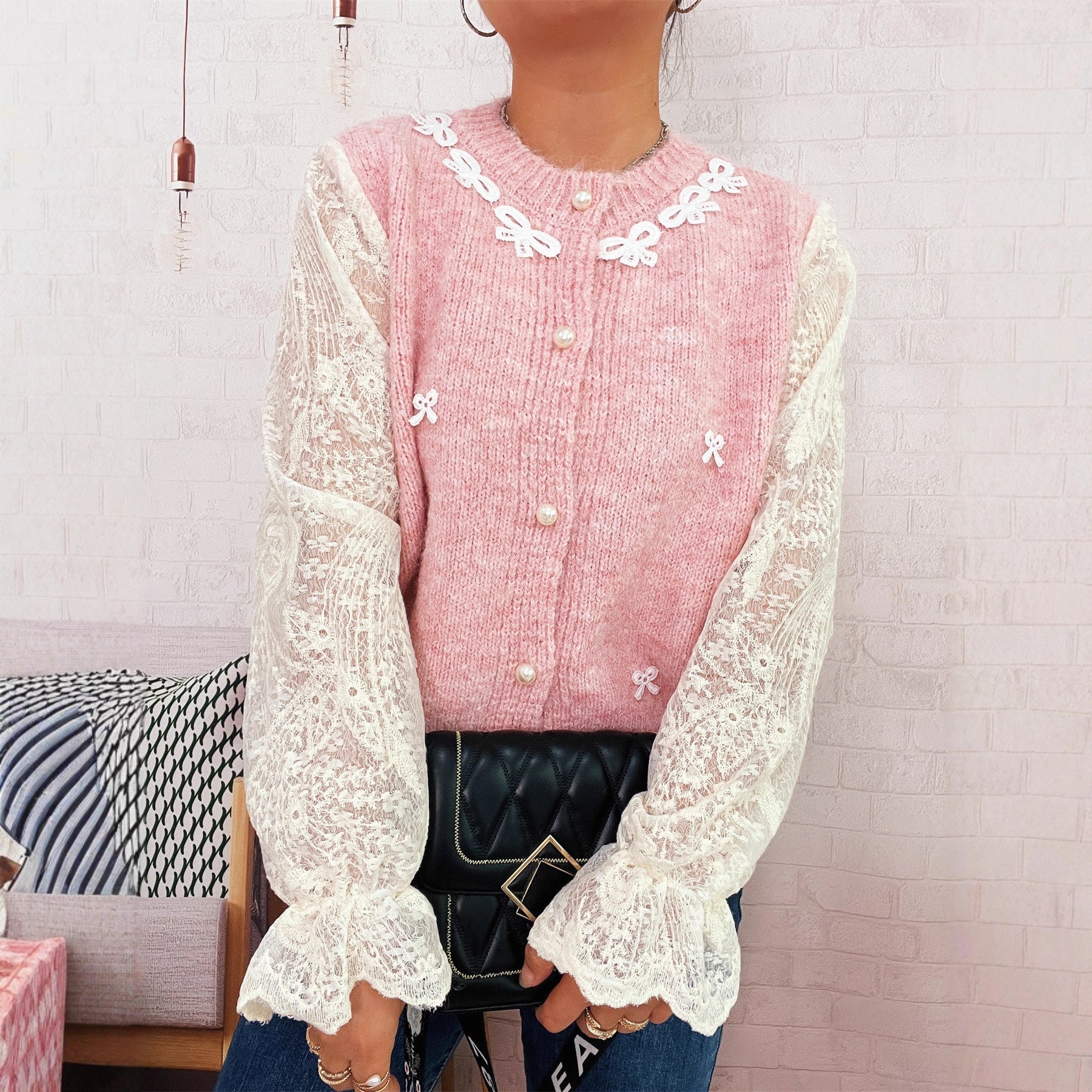 Damen Strickjacke mit romantischen Spitzendetails und eleganten Knopfverschlüssen R&B