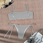 Damen Bandeau-Bikini mit eleganten BindR&Bändern und modischem Streifenmuster R&B