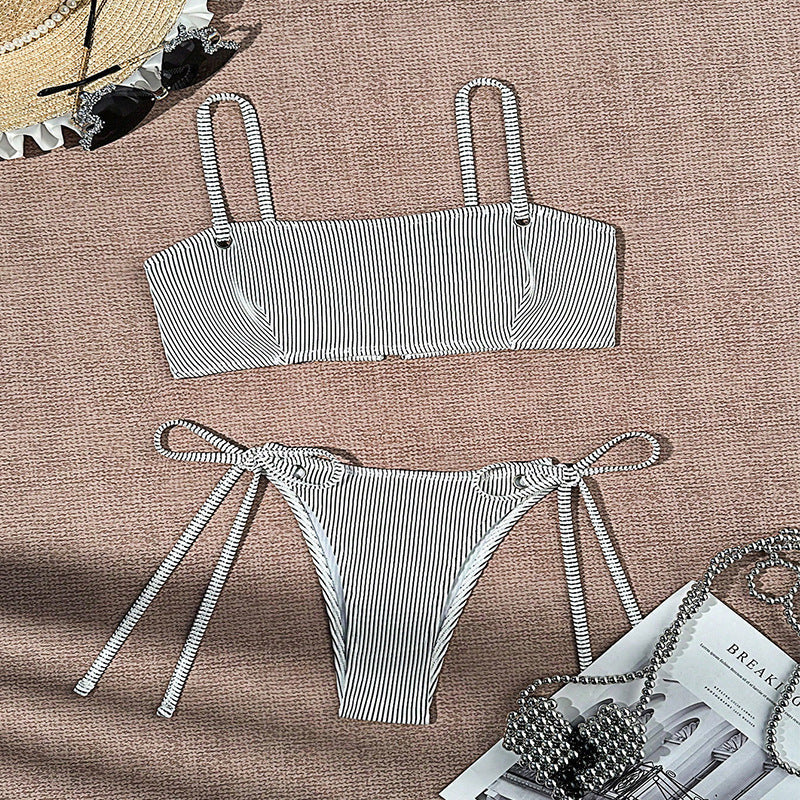 Damen Bandeau-Bikini mit eleganten BindR&Bändern und modischem Streifenmuster R&B