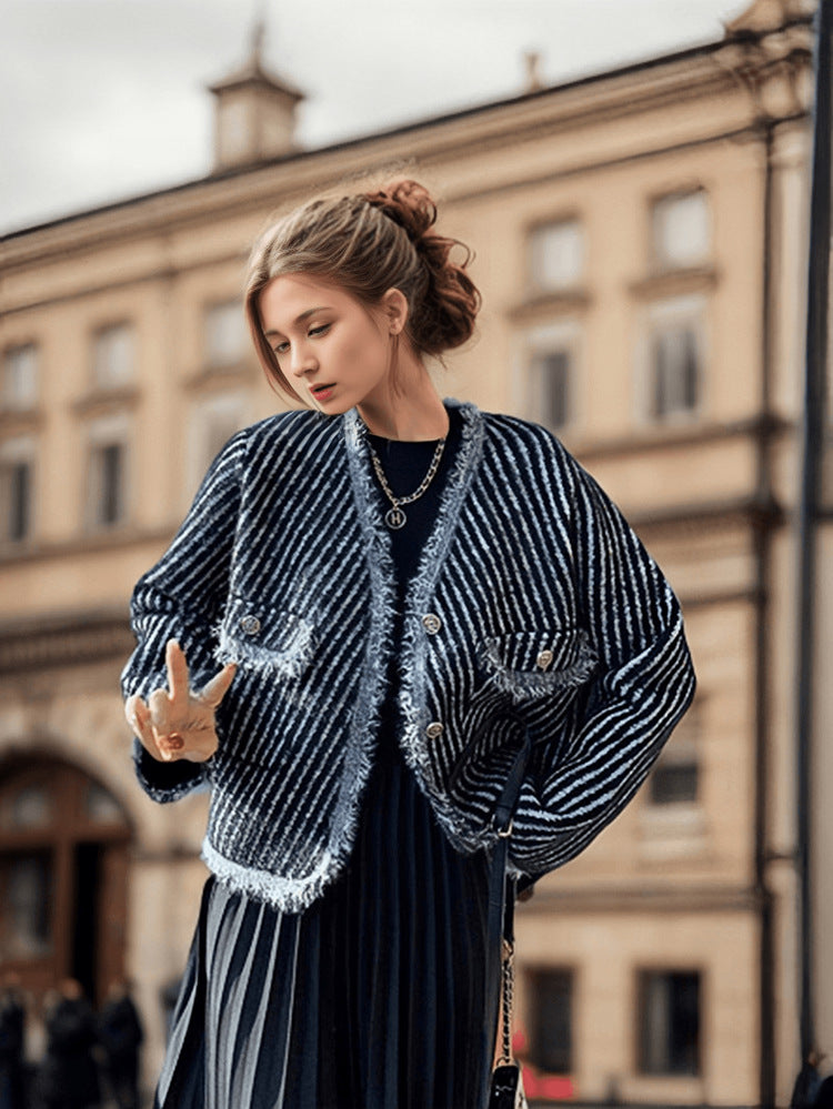 Damen luxuriöse Strickjacke mit fransigen Kanten und Knopfdetails R&B