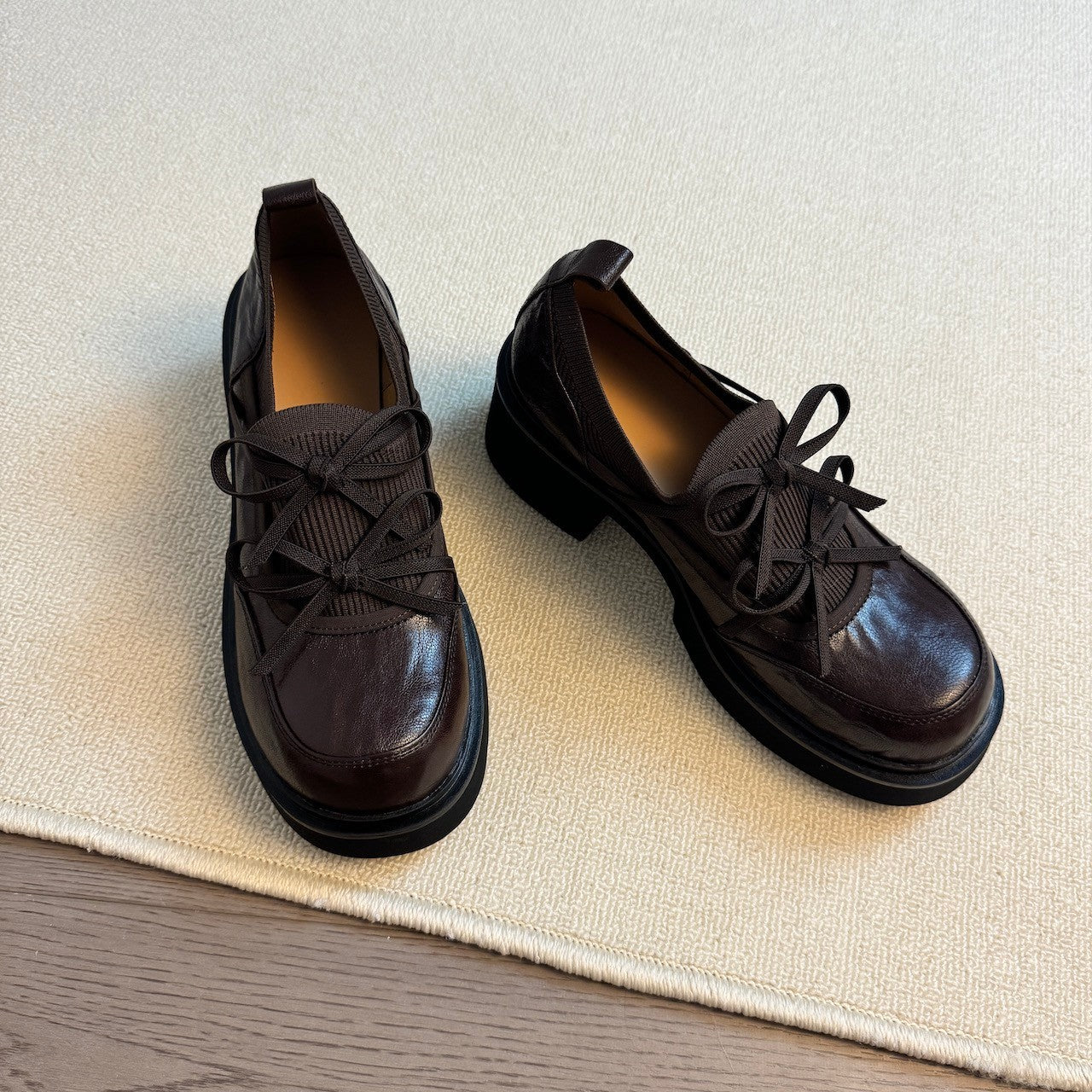 Damen modische und bequeme Slipper mit dekorativen Schnürdetails R&B