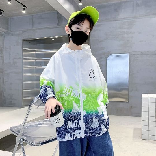 Unisex nan leichte winddichte Kapuzenjacke mit allover Grafikprint und reflektierenden Einsätzen für Kinder  R&B