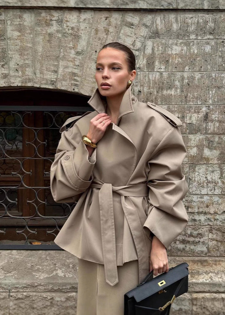 R&B | Gürtelter cropped Trenchcoat