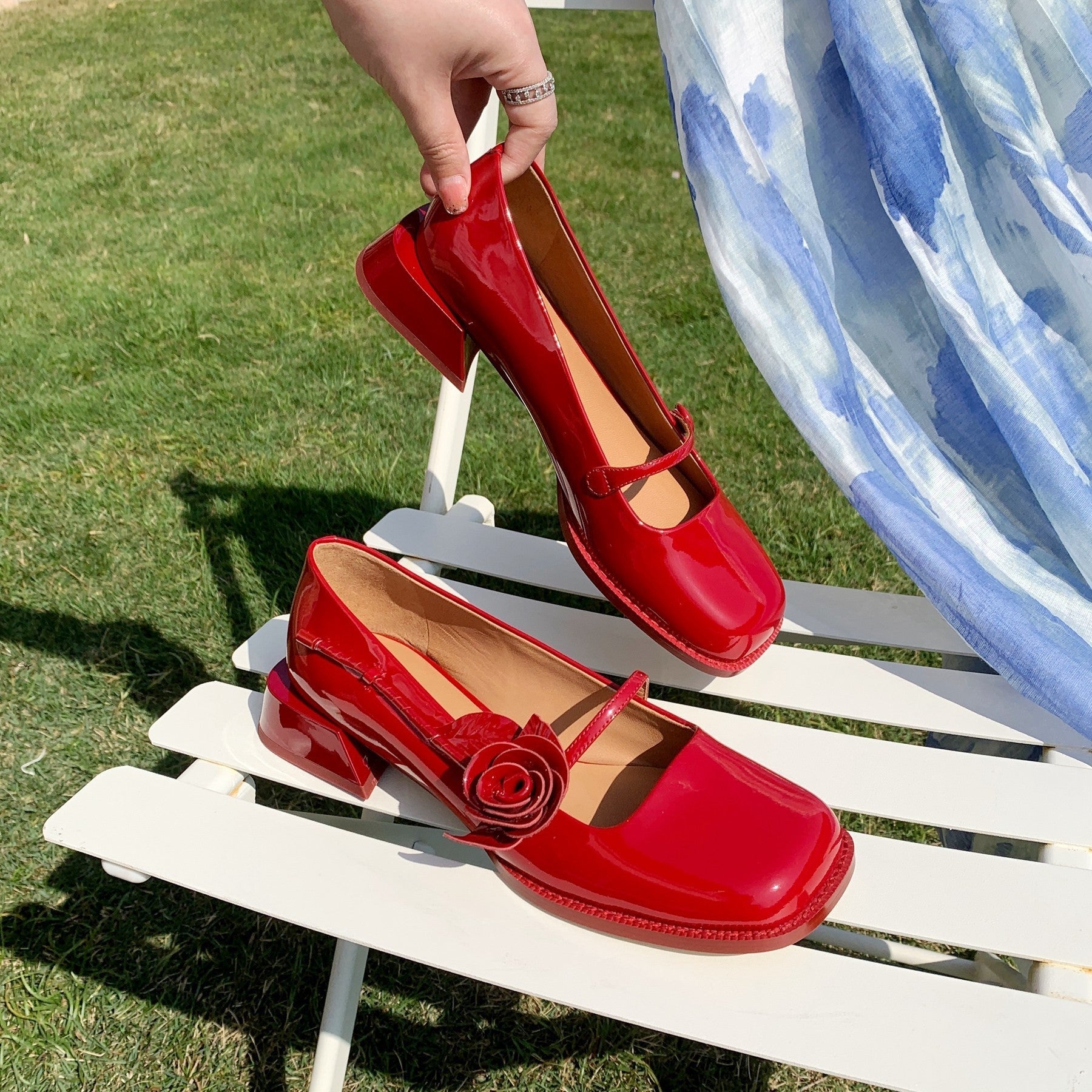 Damen elegante Lackleder-Pumps mit Riemchen und floraler Applikation R&B