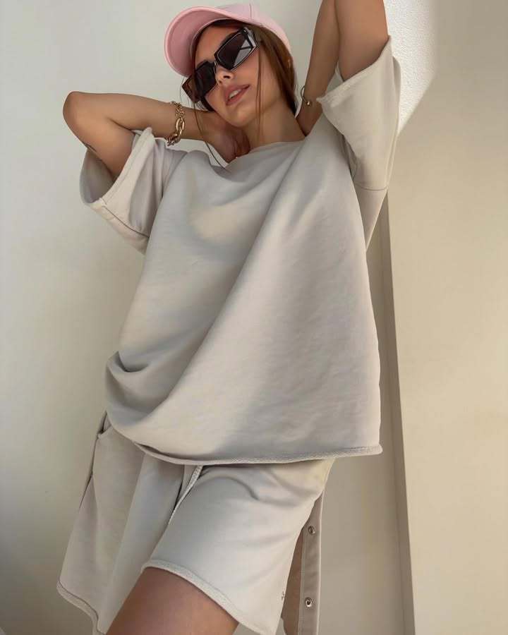 Damen lässiges Freizeitensemble mit oversized T-Shirt und bequemen Shorts R&B