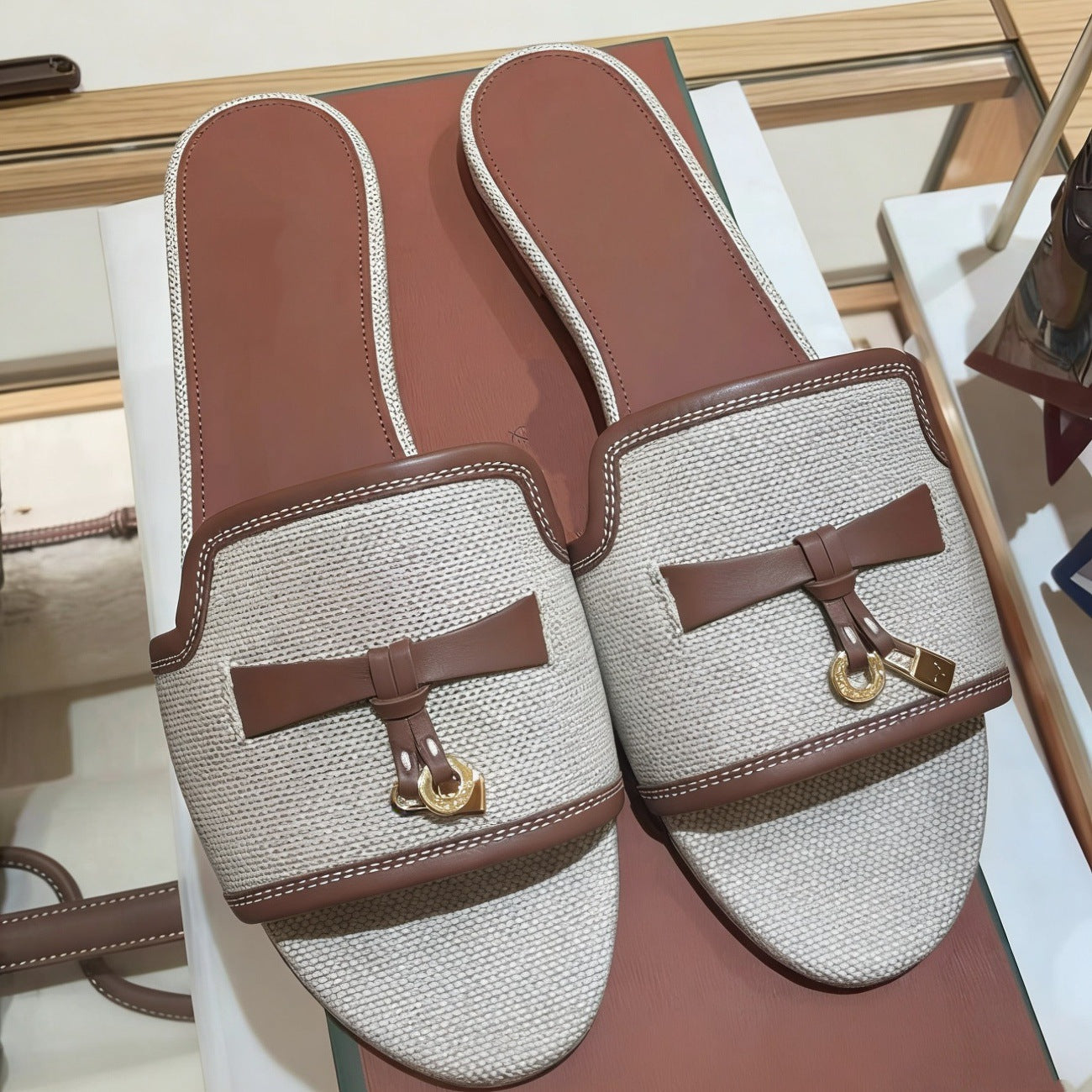 Damen Elegante Slippers aus weichem Wildleder mit dekorativem Riemendesign R&B