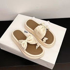 Damen elegante Sandalen mit modernen Schleifenakzenten und zarten Schmetterlingsanhängern R&B