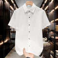 Herren Kurzarm-Hemd mit strukturiertem Design und modischen Knopfdetails