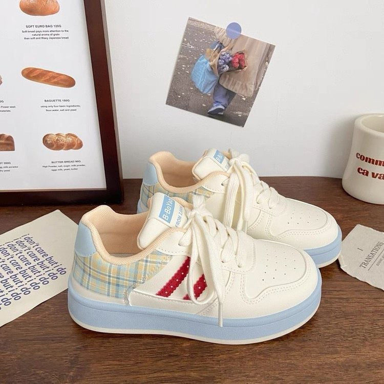 Damen modische und bequeme Sneakers im verzierten Design R&B