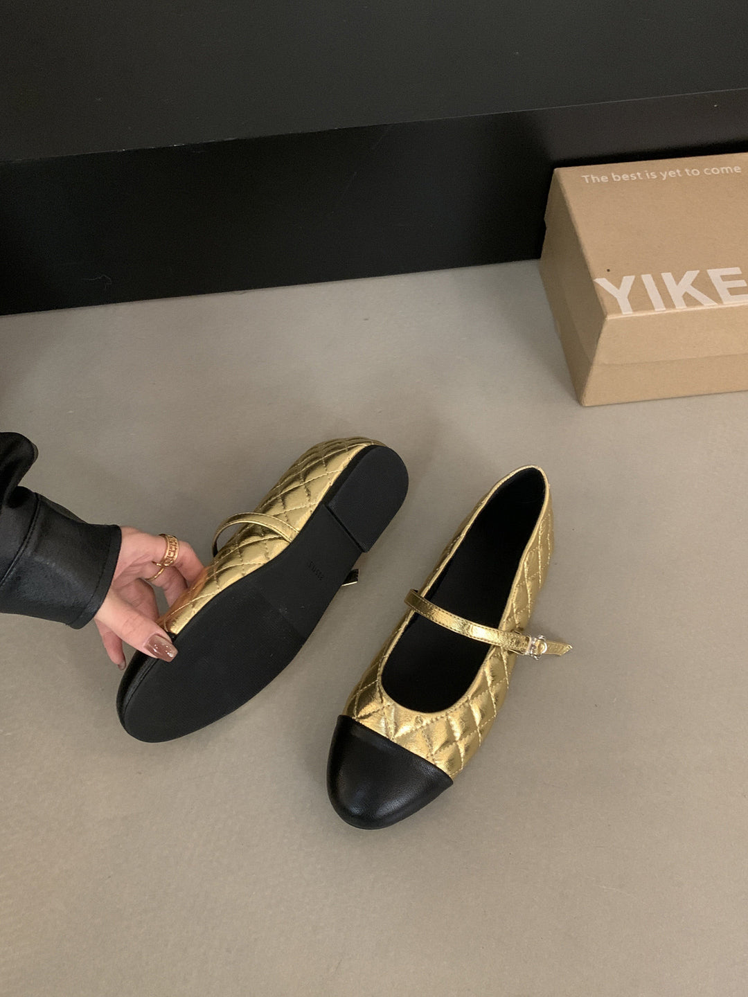Damen Ballerinas mit elegantem Riemen und glänzendem Metallakzent R&B