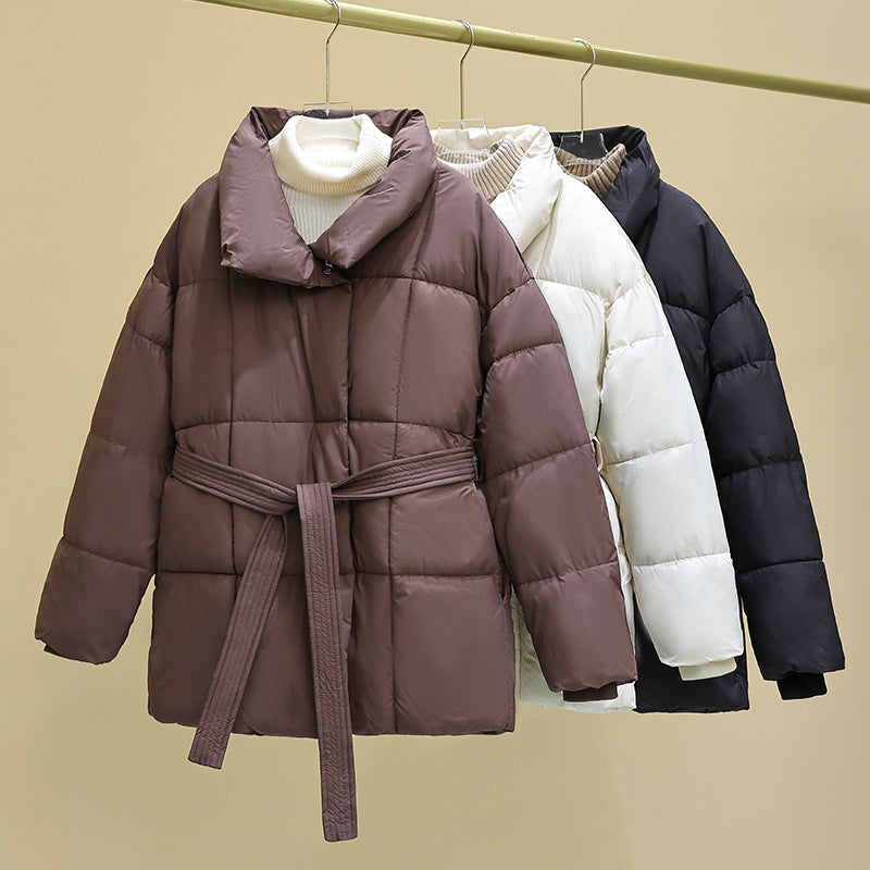 Damen modische wattierte Jacke mit Gürtel und hochschließendem Kragen R&B