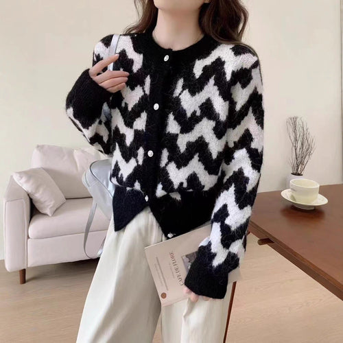 Damen Strickjacke mit modernem Zickzackmuster und dekorativen Knöpfen R&B