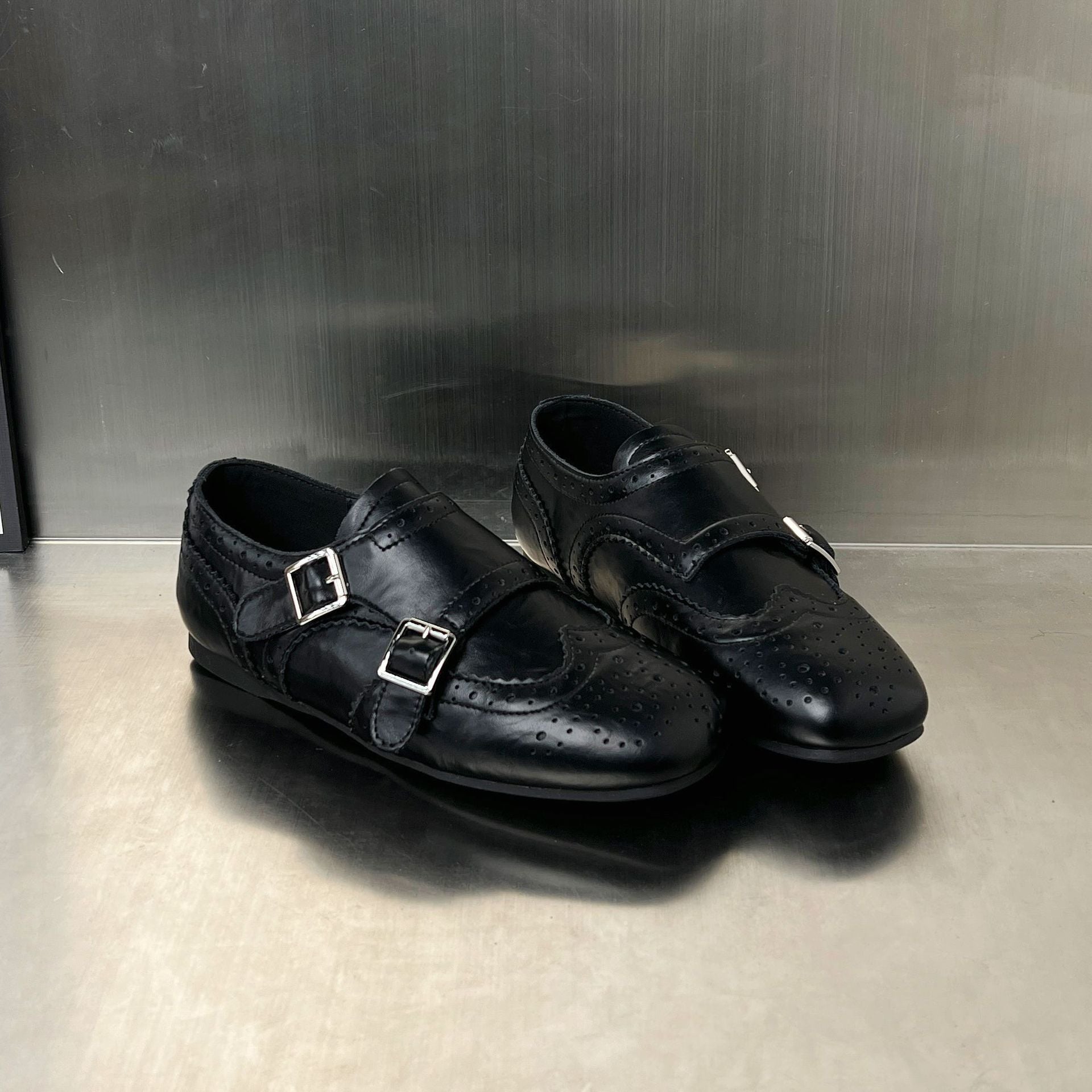 Damen elegante Mokassins mit modischen Schnallen und perforierten Details R&B