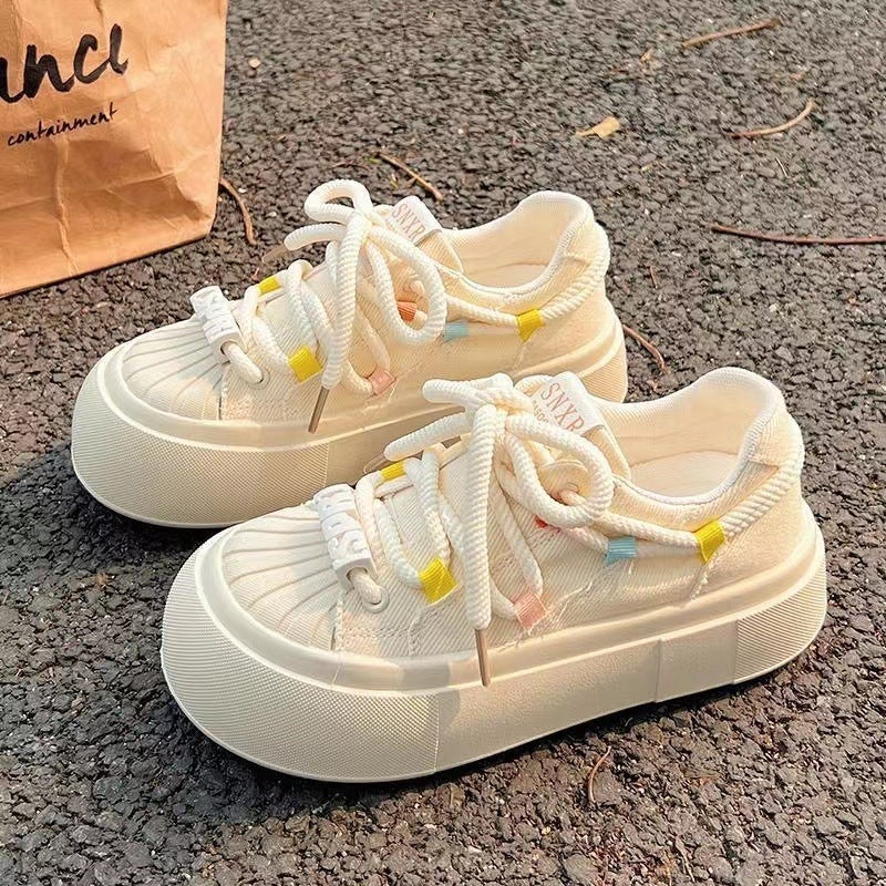 Damen Sportliche Plateau-Sneaker mit farbenfrohen Akzenten und robustem Obermaterial