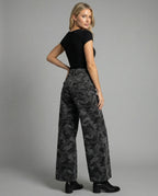 Damen extraweite Camouflage-Palazzohose mit hohem Bund, tiefem Schritt und aufgesetzten Gesäßtaschen R&B