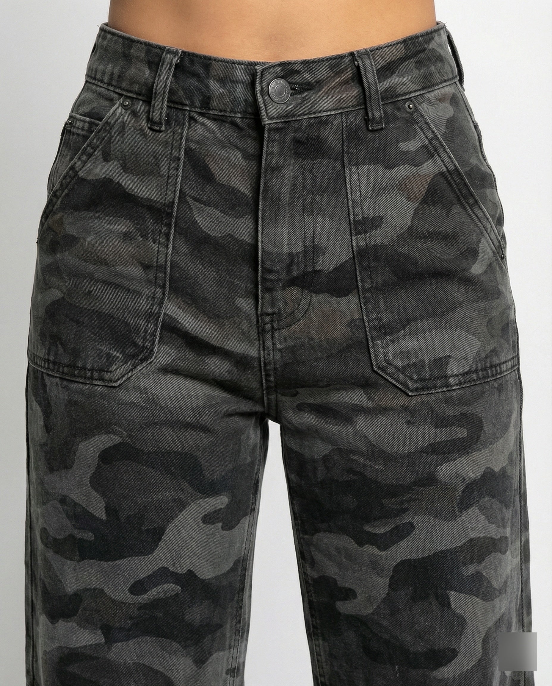 Damen extraweite Camouflage-Palazzohose mit hohem Bund, tiefem Schritt und aufgesetzten Gesäßtaschen R&B