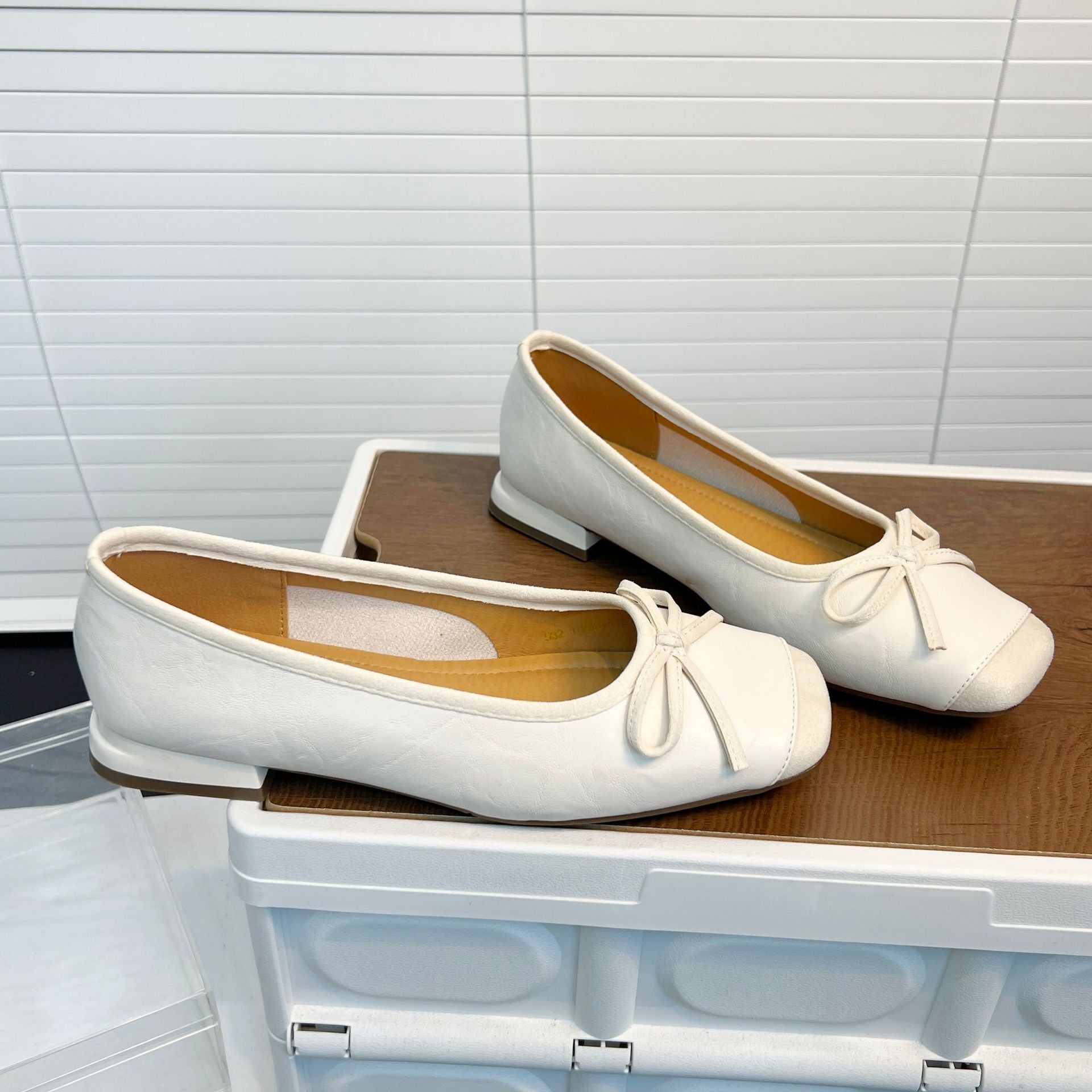 Damen Elegante Ballerinas mit feinem Leder und dekorativem Schleifenverschluss R&B