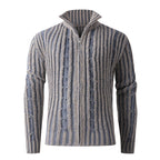 Herren Strickjacke mit Hochkragen und anspruchsvollem Zopfmuster