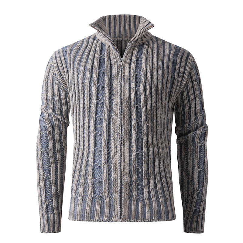 Herren Strickjacke mit Hochkragen und anspruchsvollem Zopfmuster