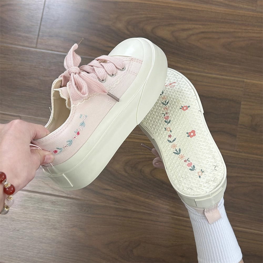 Damen Sneakers mit verspielten Applikationen und elastischer Sohle