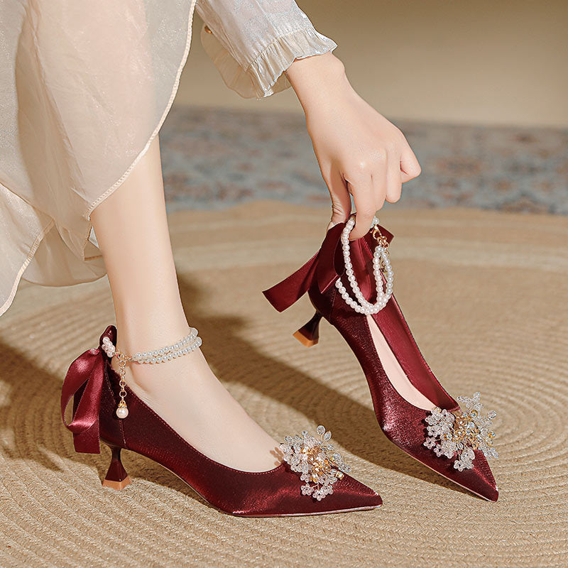 Damen elegante Spitzen-Pumps mit dekorativen Perlen-Details und Riemchen