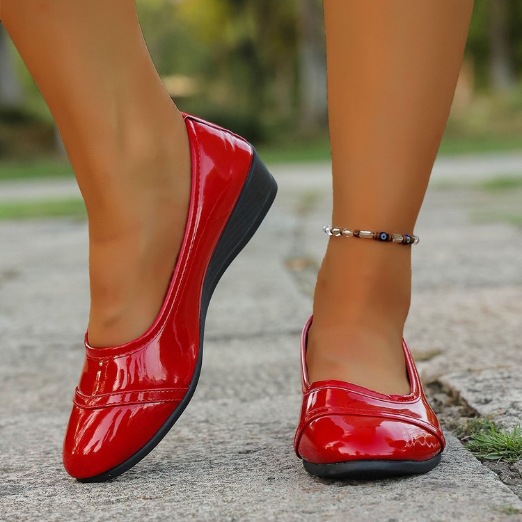 Damen Ballerinas mit elegantem Hochglanz-Lederober material und ergonomischer Laufsohle R&B