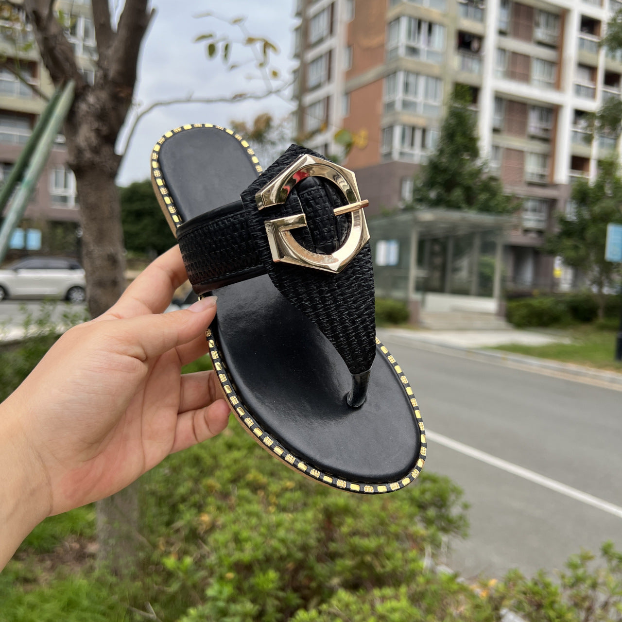Damen modische Riemen-Sandalen mit zeitgemäßem Schmuckdetail und rutschfester Sohle R&B
