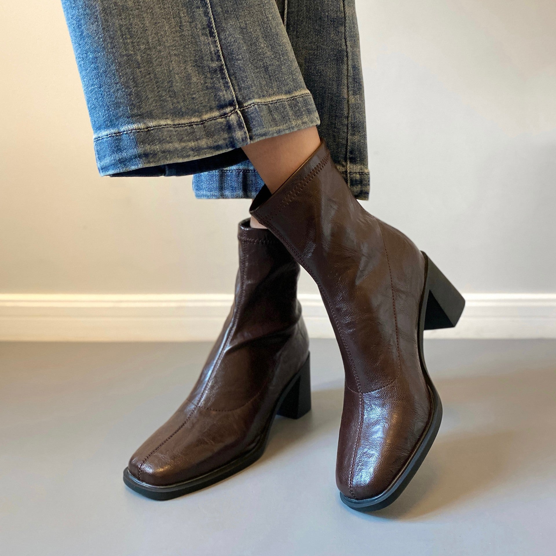 Damen Stiefeletten mit hohem Blockabsatz und eleganter Silhouette R&B