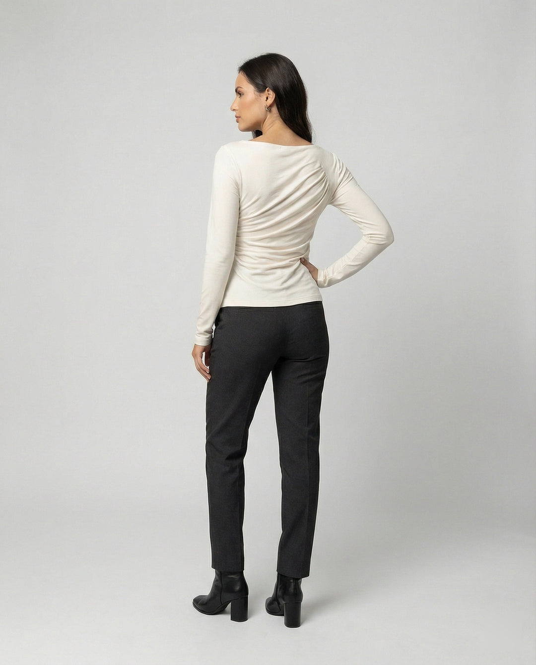 Figurbetontes Damen Langarmshirt mit Rundhals und eleganten Falten