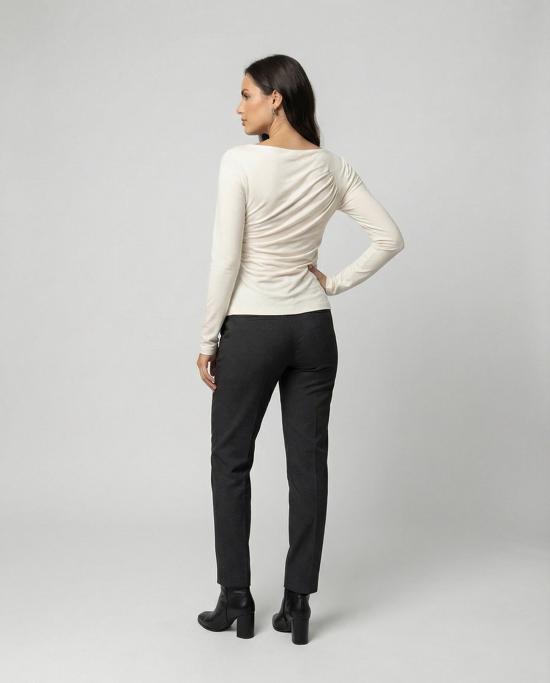 Figurbetontes Damen Langarmshirt mit Rundhals und eleganten Falten