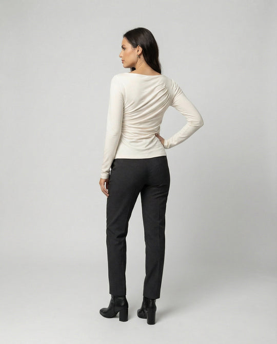 Figurbetontes Damen Langarmshirt mit Rundhals und eleganten Falten