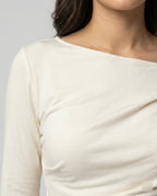 Figurbetontes Damen Langarmshirt mit Rundhals und eleganten Falten