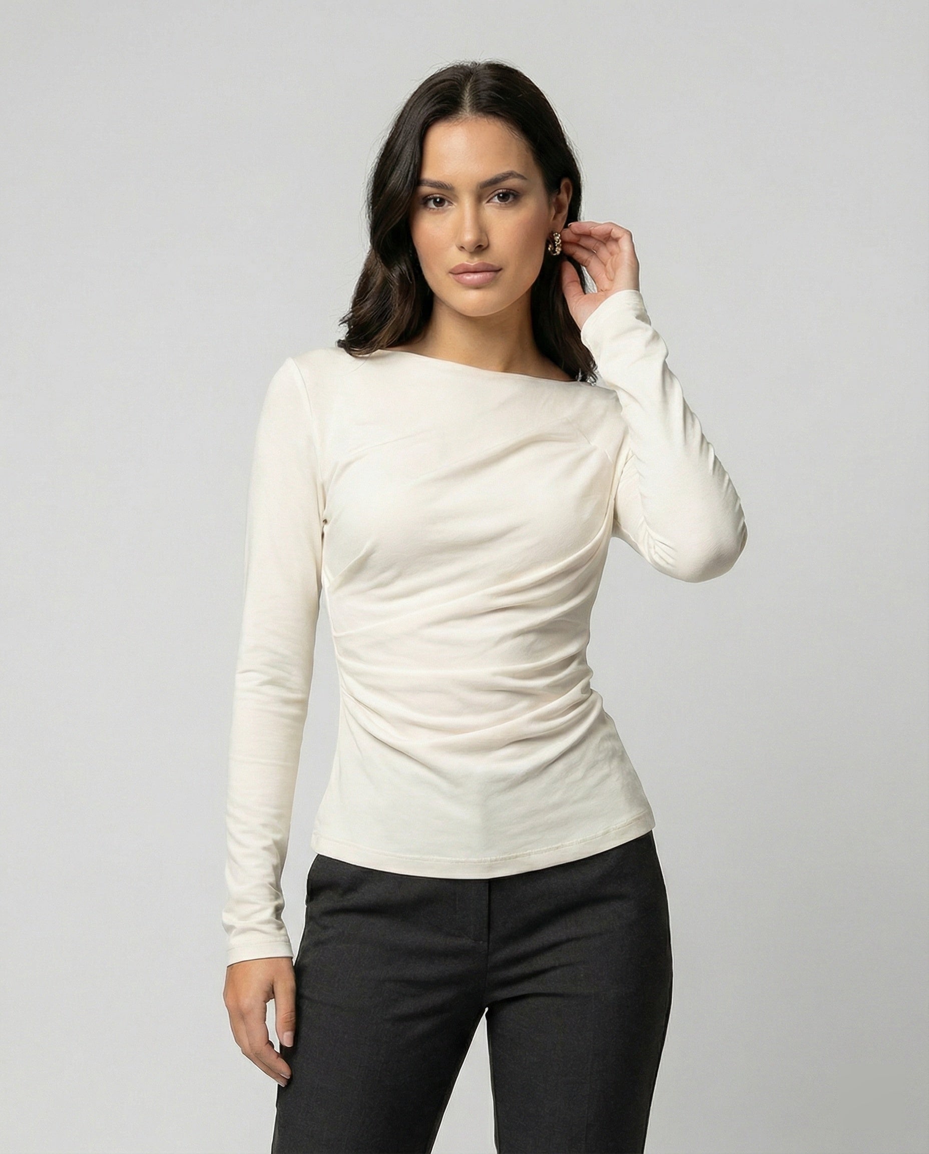 Figurbetontes Damen Langarmshirt mit Rundhals und eleganten Falten