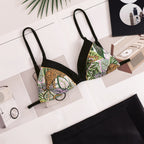 Damen Triangel-Bikini mit tropischem Muster und kontrastierenden Schwarzdetails