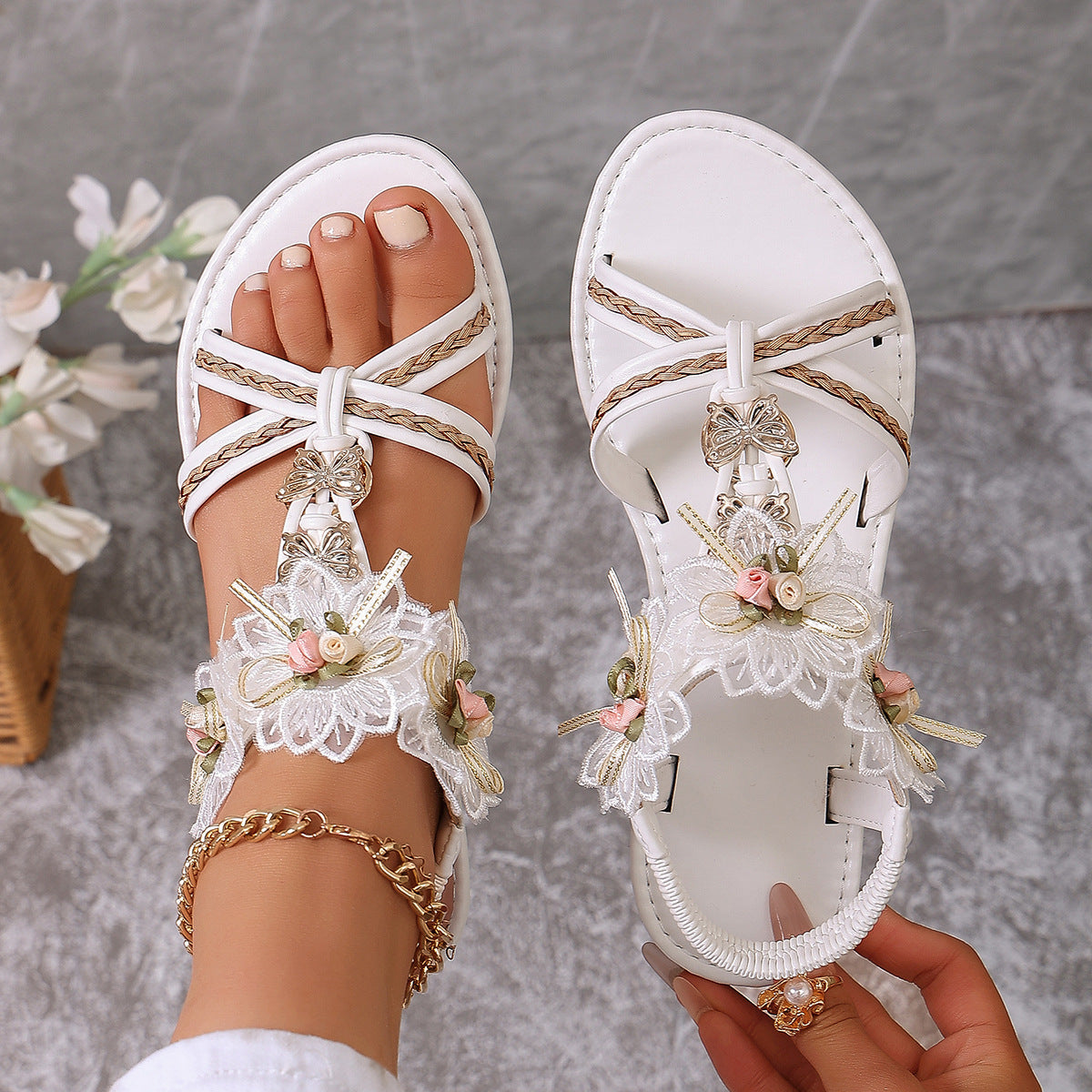 Damen Elegante Sandalen mit floralen Applikationen und verstellbarem Riemen R&B