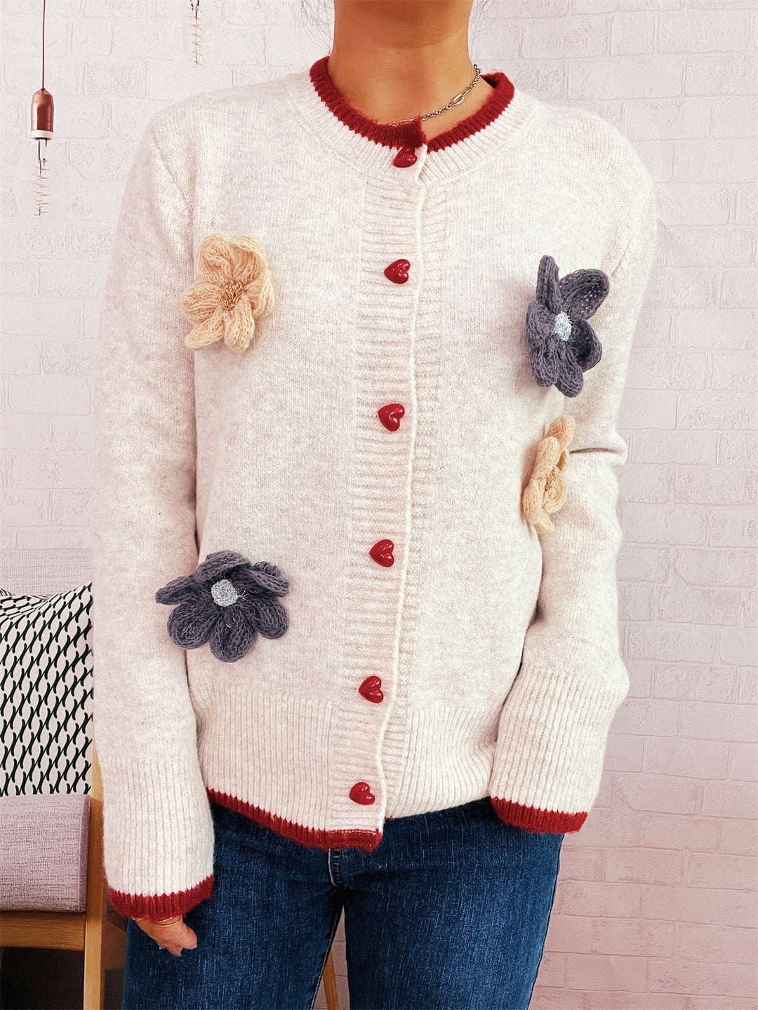 Damen Strickjacke mit floralem Design und dekorativen Herzknöpfen R&B
