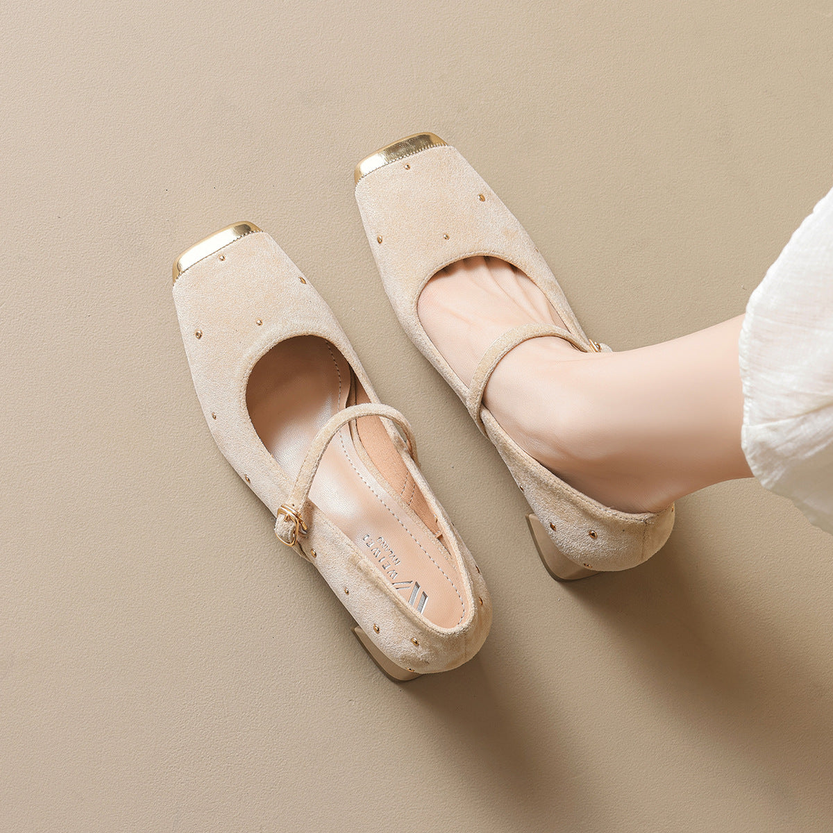 Damen Pumps mit elegantem Riemchen und funkelnden Strassapplikationen