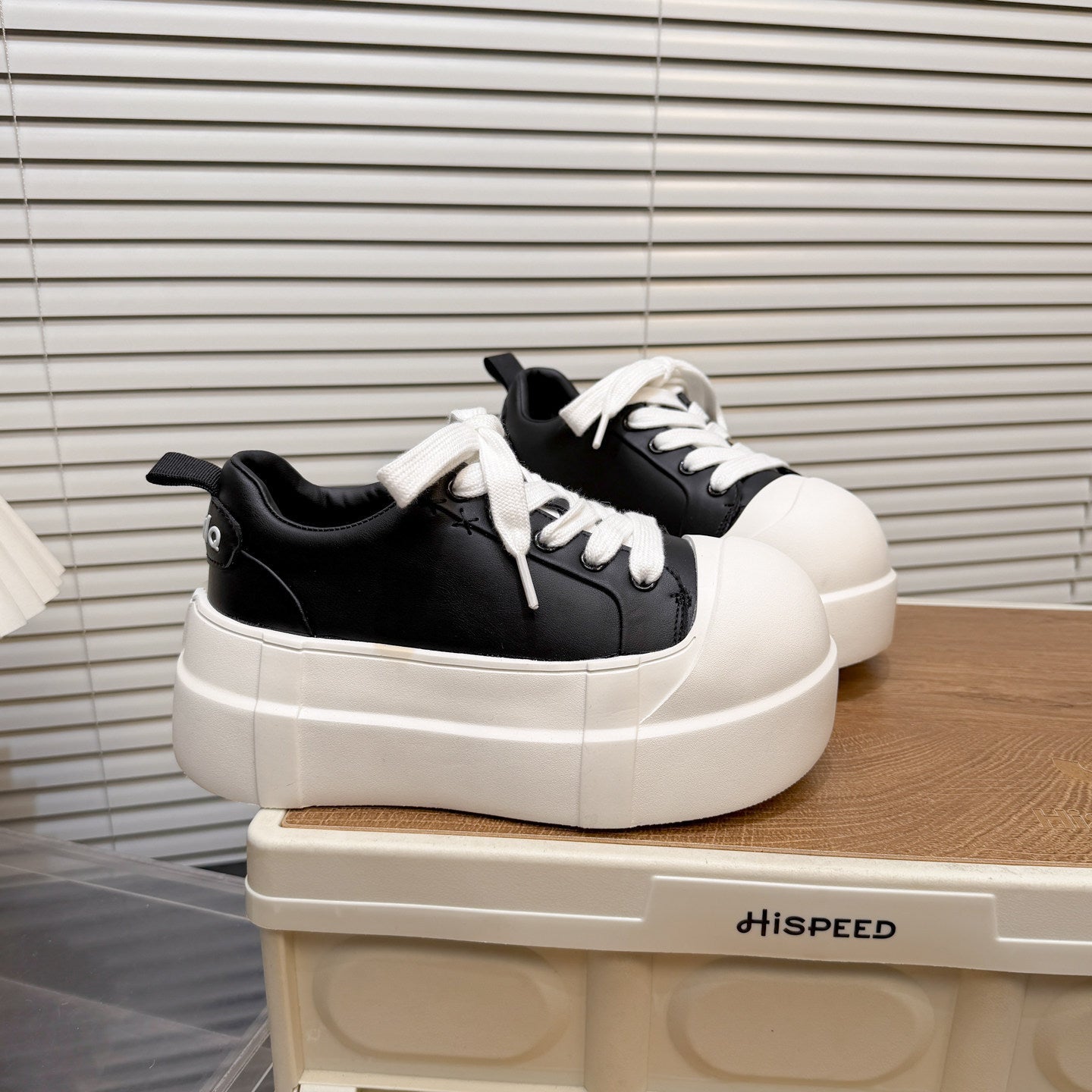 Damen Plattform Sneakers mit trendiger Gummi-Laufsohle und markantem Obermaterial R&B