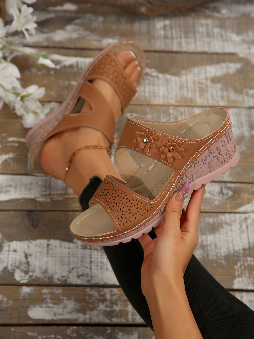 Damen Bequeme Riemensandalen mit floralen Akzenten R&B