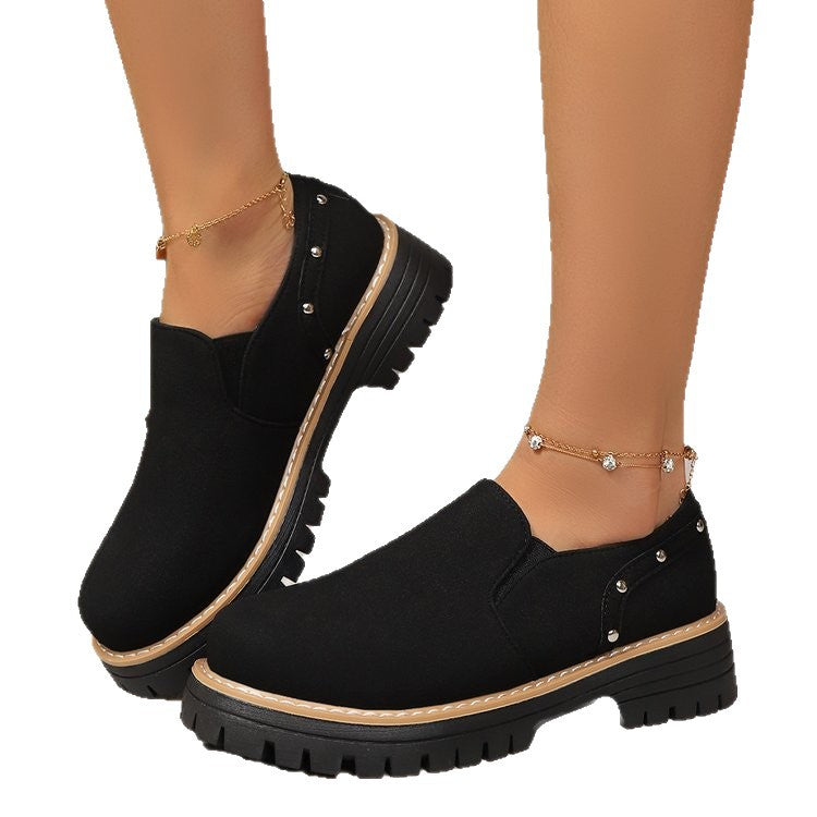 Damen Modische Slipper mit robustem Sohlenprofil und eleganten Nietenakzenten R&B