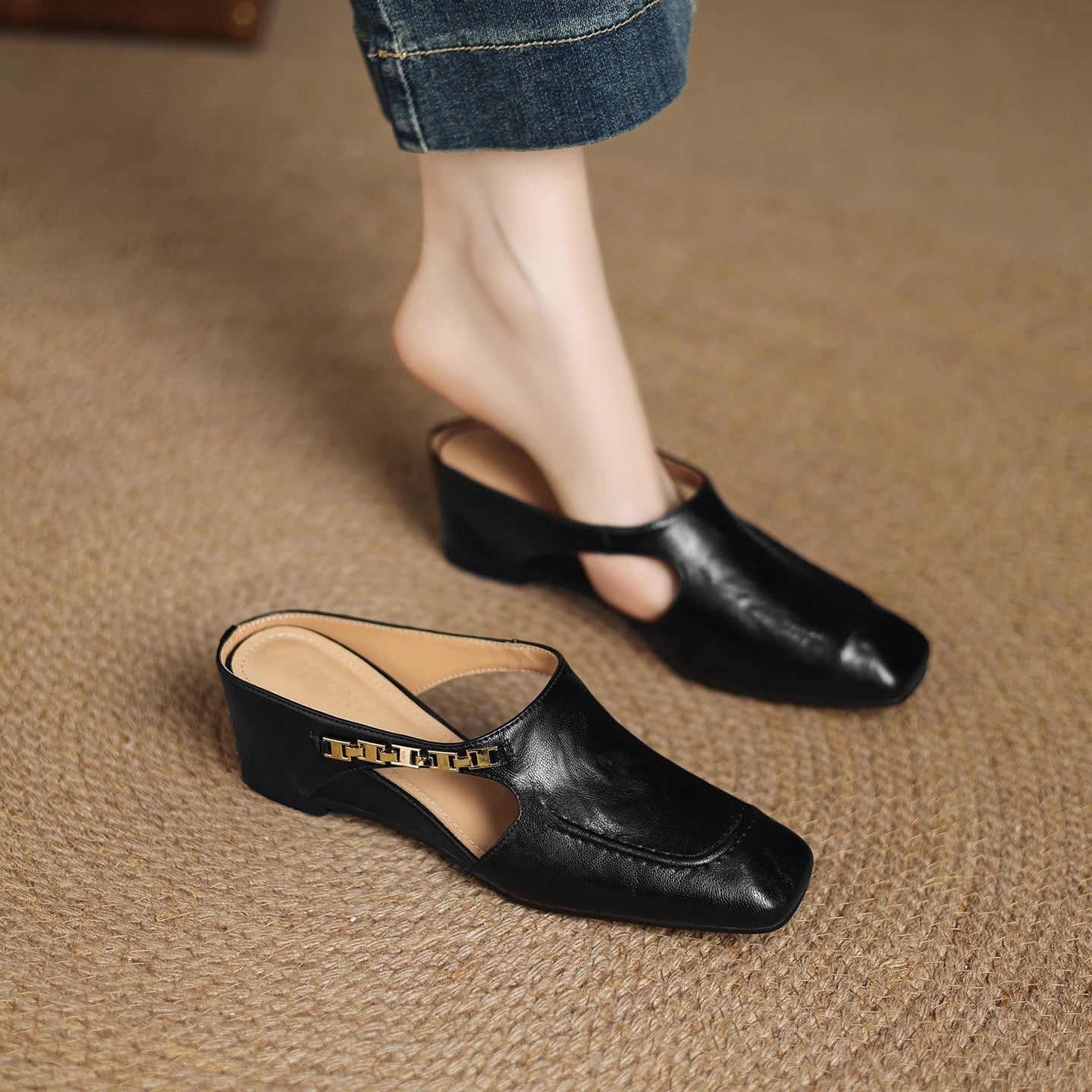 Damen Komfortable Mules mit elegantem Blickfang