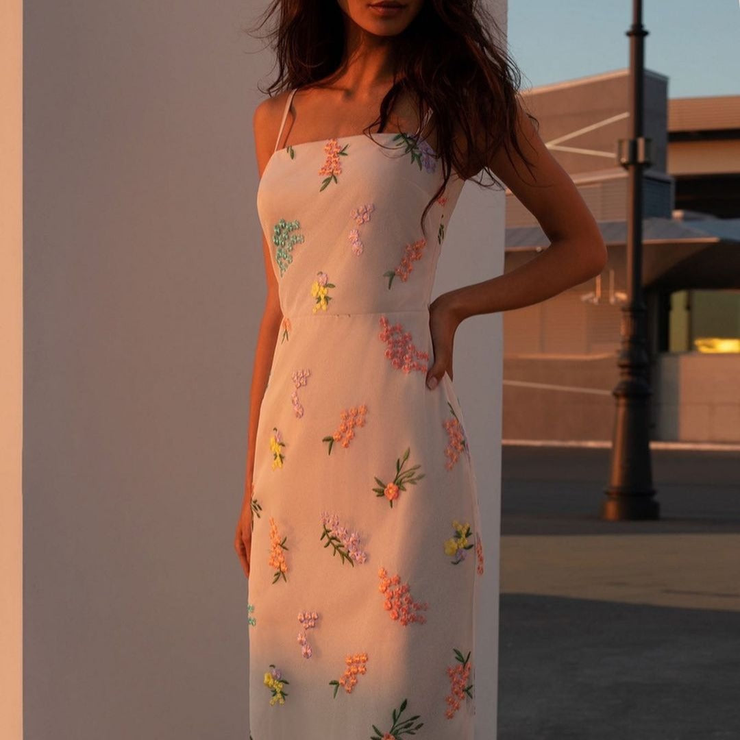 Damen Maxikleid mit floraler Handstickerei und zartem Trägerdesign R&B