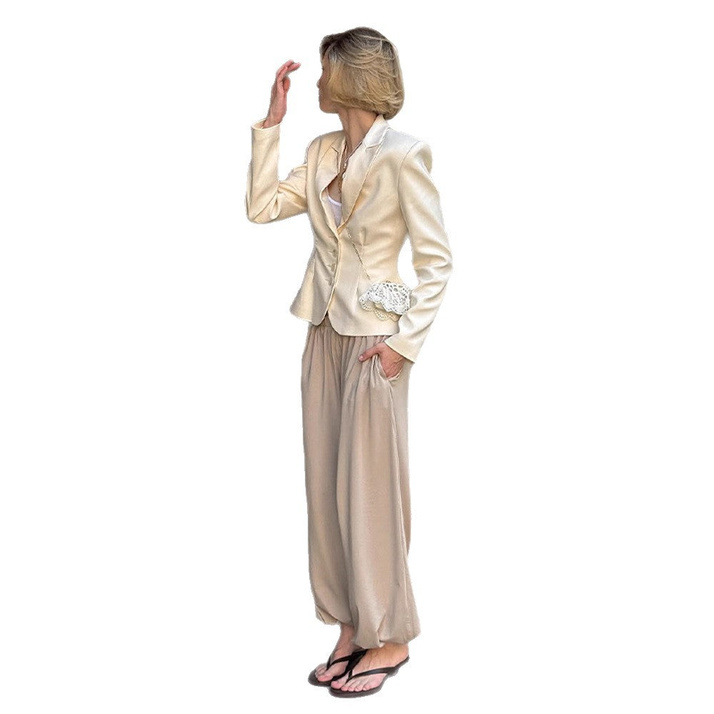 Damen eleganter Blazer mit taillierten Details und feinen Knopfakzenten R&B