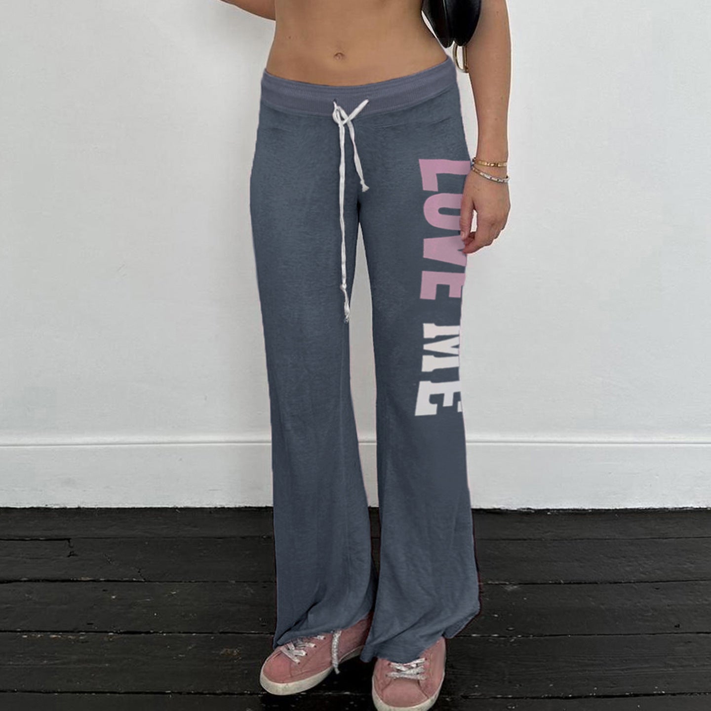 Damen Flared Jogginghose mit farblich abgesetztem Bund und modischem Schriftzug R&B