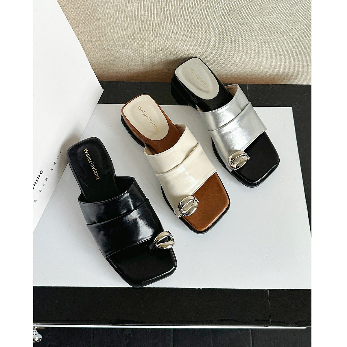 Damen Elegante Mules mit modischem Riemendesign und geschmackvollem Knopfdetail