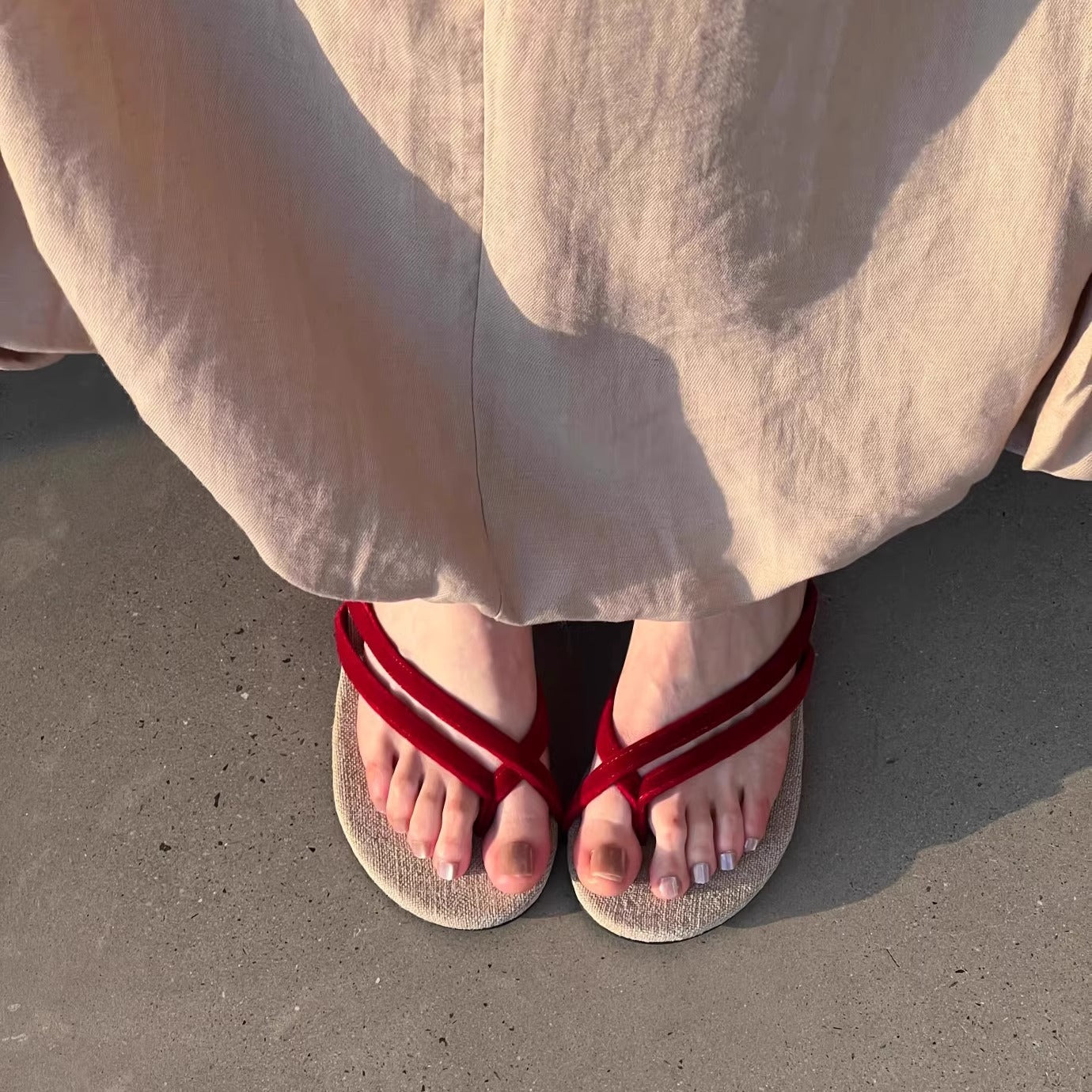 Damen Zehentrenner-Sandalen mit geflochtenem Riemendesign und ergonomischem Fußbett R&B